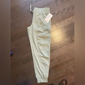 Dance studio mid rise jogger Light Sage